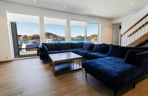 Selbjorn House | Fisherman's Cottage With Sea Views At Kalvaneset