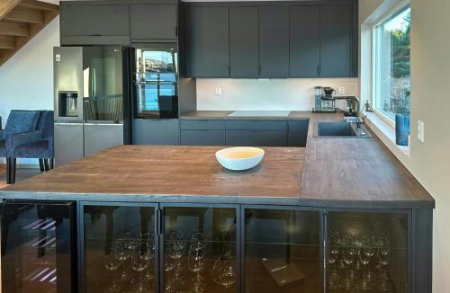 Selbjorn House | Fisherman's Cottage With Sea Views At Kalvaneset