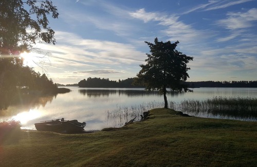 Lockna Cottage | Fishing House Lake Bolmen: Private Dock, Wood Sauna & Boat