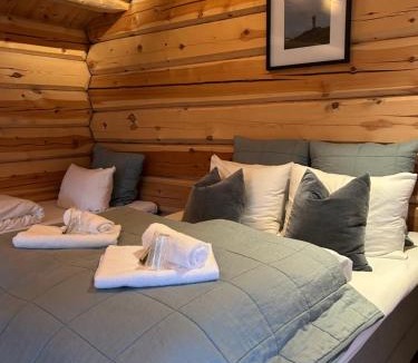 Skjaak House | Fjelleventyret gårdsovernatting
