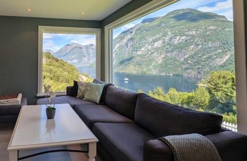 Hellesylt Apartment | Fjellhagen - Geirangerfjord view