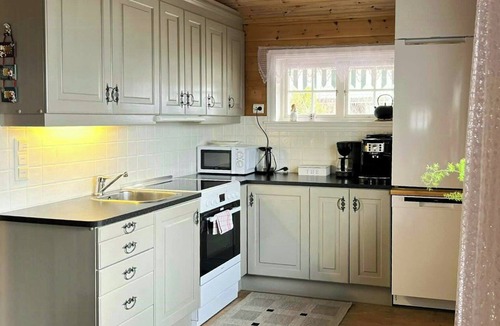 Molde House | Fjord cabin with mountain views near Molde