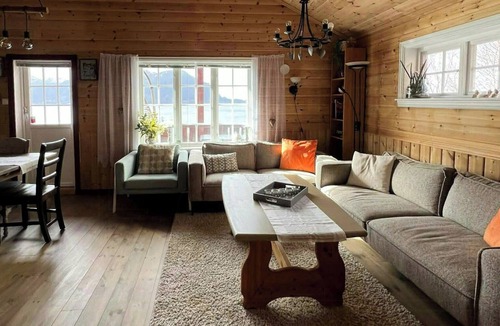 Molde House | Fjord cabin with mountain views near Molde