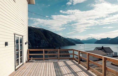 Møre og Romsdal House | Fjord Panorama - Spacious 5-bedroom house in charming Stranda