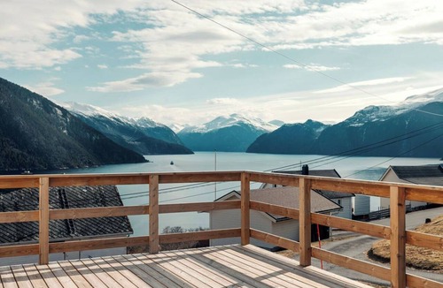 Møre og Romsdal House | Fjord Panorama - Spacious 5-bedroom house in charming Stranda