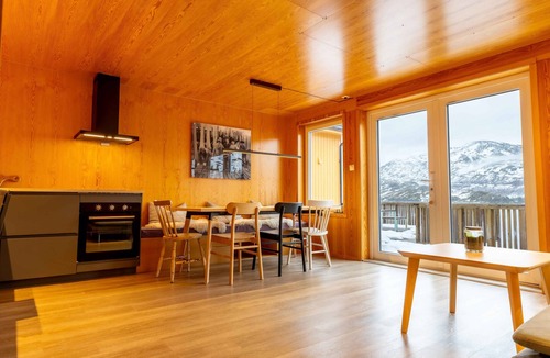 Flakstad Cottage | Fjordview Ryten 2 Retreat