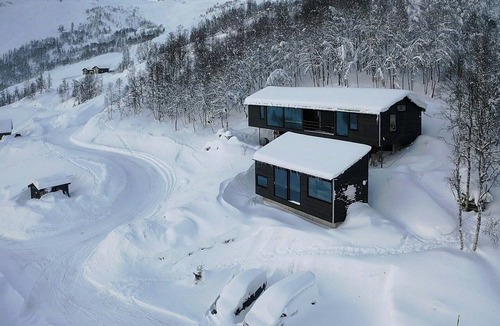 Sogndal House | Floating dream cabin embraced by nature