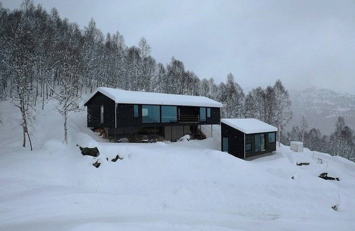 Sogndal House | Floating dream cabin embraced by nature