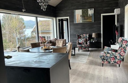 Strand Municipality House | Flott hytte på Bersagel nær sjø