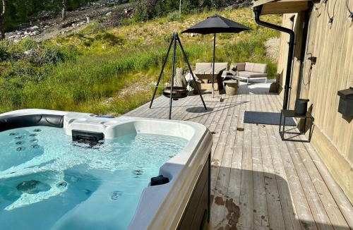 Rauland House | Flott moderne hytte i Holterdalen, 4 soverom, 2 bad, Jacuzzi, garasje