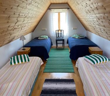 Klintehamn House | Gårdshus i lummig trädgård Klintehamn