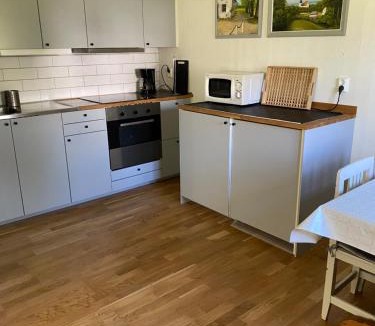 Klintehamn House | Gårdshus i lummig trädgård Klintehamn