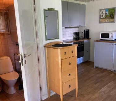 Klintehamn House | Gårdshus i lummig trädgård Klintehamn
