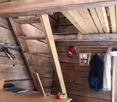 Jorn House | Gemütliche Blockhütte mit Außentoilette und Badezimmer im Haupthaus