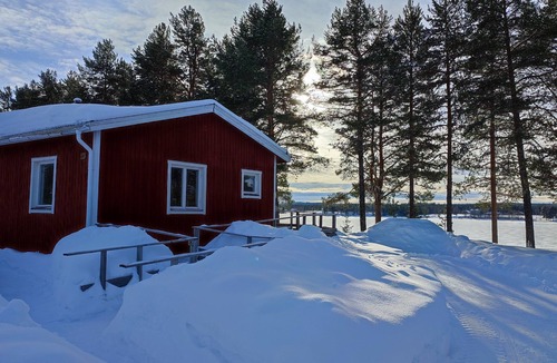 Blattnicksele House | Gemütliches Holzhaus in der Wildnis von Lappland in Wunderschöne Lage am Wasser