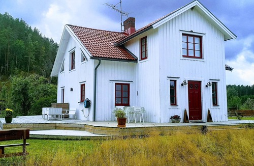 Tanum O House | Generous house by the lake, free WIFI,Boat,8 pers.,fireplace, close to nature