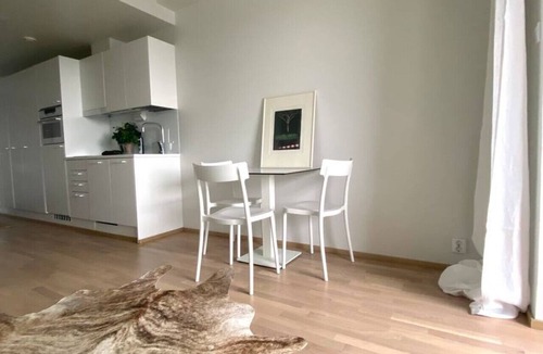 Etelainen District Apartment | Goldfinger merinäköalalla yksiö