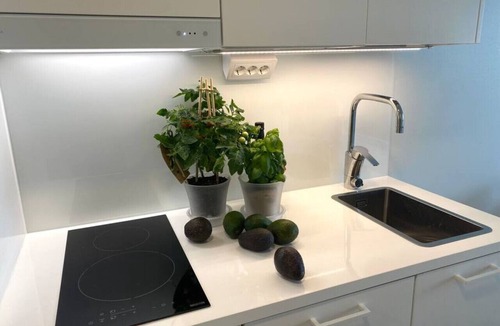 Etelainen District Apartment | Goldfinger merinäköalalla yksiö