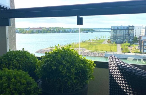 Etelainen District Apartment | Goldfinger merinäköalalla yksiö