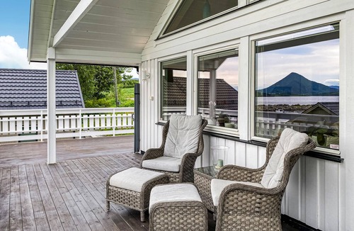 Fraena House | Gorgeous home in Elnesvågen with WiFi