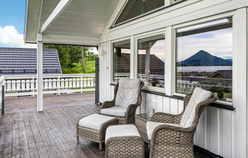 Fraena House | Gorgeous Home In Elnesvågen With Wifi