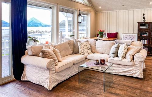 Fraena House | Gorgeous Home In Elnesvågen With Wifi
