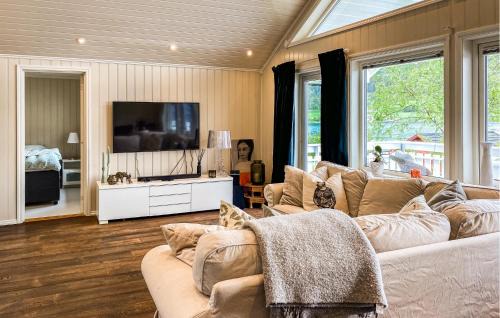 Fraena House | Gorgeous Home In Elnesvågen With Wifi