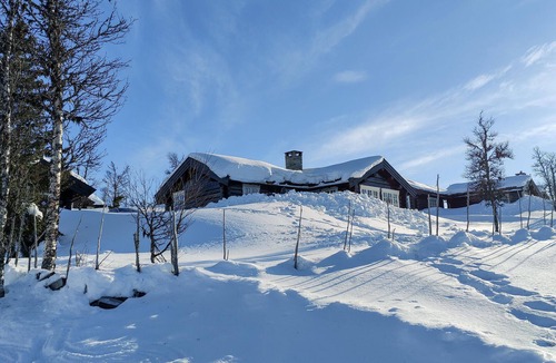 Sor-Fron House | Gorgeous home in Gålå with house a mountain view