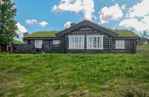 Sor-Fron House | Gorgeous home in Gålå with house a mountain view