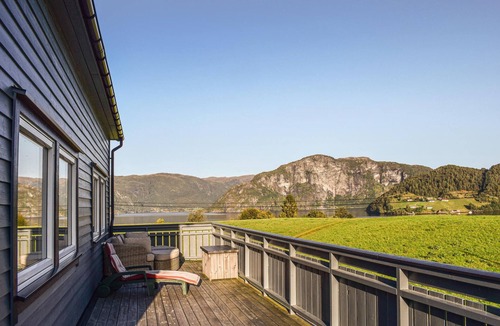 Askvoll House | Gorgeous home in Kvammen with house a panoramic view