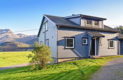 Askvoll House | Gorgeous home in Kvammen with house a panoramic view