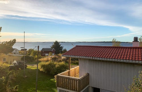 Kvenvær House | Gorgeous home in Kvenvær with house sea view