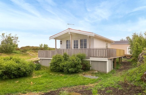 Kvenvær House | Gorgeous home in Kvenvær with house sea view