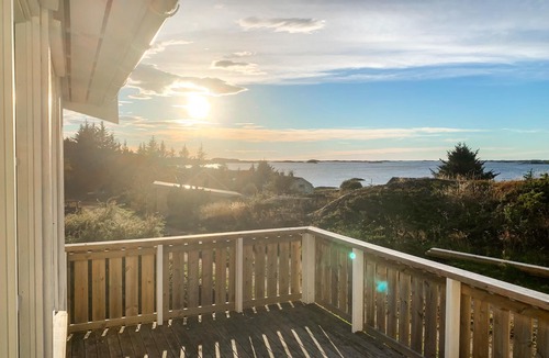 Kvenvær House | Gorgeous home in Kvenvær with house sea view