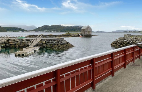 Heroy House | Gorgeous home in Leinøy with house sea view