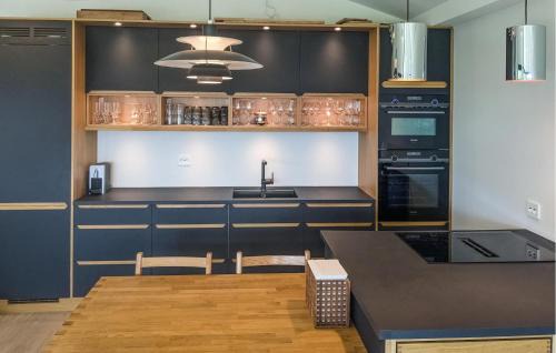 Faervik House | Gorgeous Home In Tromøya With Wifi
