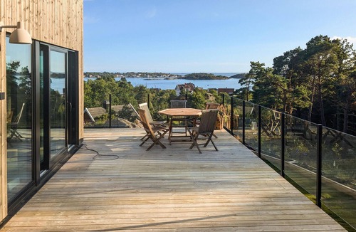 Faervik House | Gorgeous home in Tromøya with WiFi