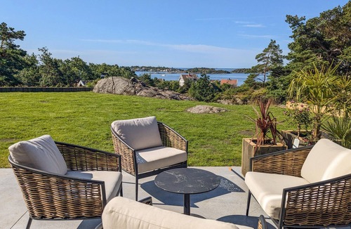 Faervik House | Gorgeous home in Tromøya with WiFi