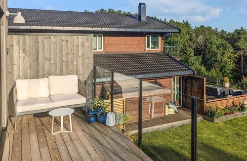Faervik House | Gorgeous home in Tromøya with WiFi