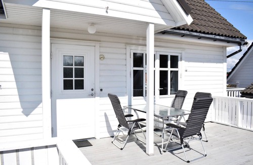 Karmoy House | Gorgeous home in Vedavågen with house sea view