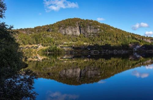Tjørhom House | Great mountain cabin in Sirdal with hot tub and views!