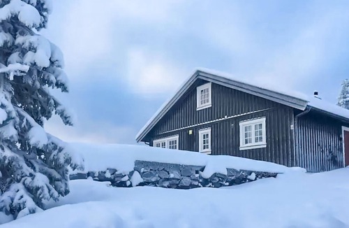 Lillehammer House | Great, spacious wooden cottage with fireplace and sauna, located in Nordseter.