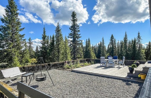 Lillehammer House | Great, spacious wooden cottage with fireplace and sauna, located in Nordseter.