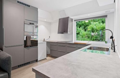 Laksevag Apartment | GT43-102 - Modern 2BR with Balcony & Mountain View
