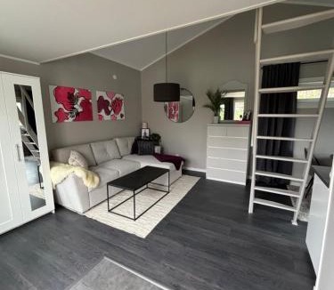 Saro House | Guest House in Cosy Garden