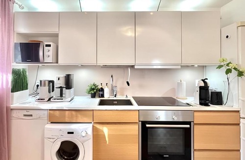 Etelainen District Apartment | GuestFirst- Relax by the Sea 4 Min to Beach FREE Parking