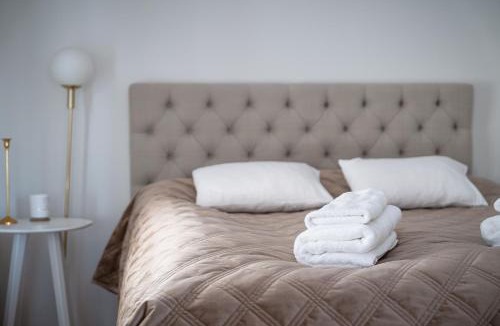 Pitea Apartment | Guestly Homes - 1BR Harbor View Suite, Top Floor 9th