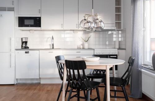 Pitea Apartment | Guestly Homes - 1BR Harbor View Suite, Top Floor 9th