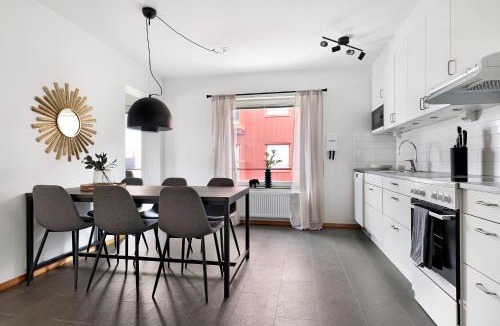 Pitea Apartment | Guestly Homes - 3BR Modern Apartment