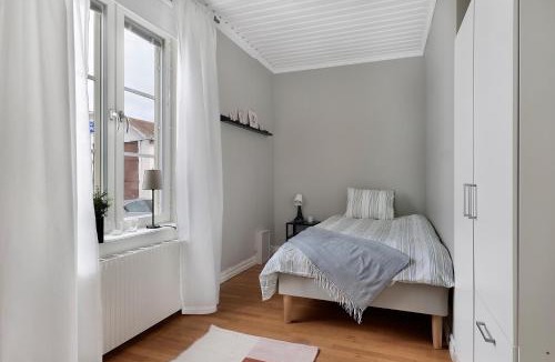 Roknas Apartment | Guestly Homes - 4BR Charming Apartment